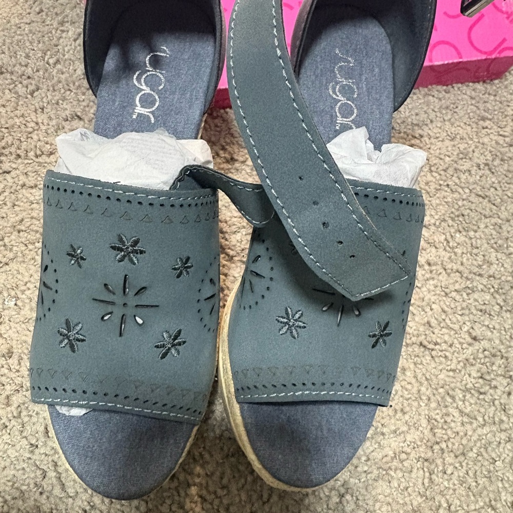 Sugar Gray Sandals with Textured Insole